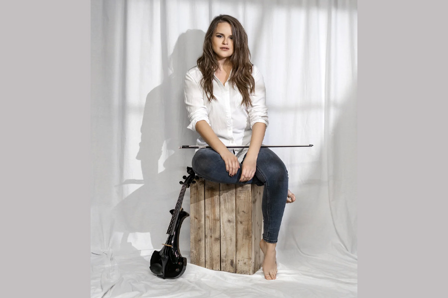 Hollie Chapman Hampshire wedding violinist seated with electric violin