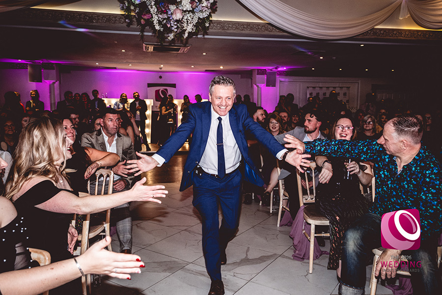 Southampton wedding magician Marcus Bailey performing close up magic with guests at a Hampshire wedding reception
