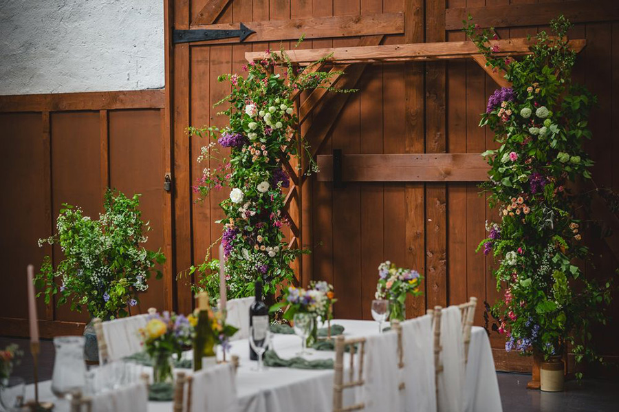 salisbury-wedding-flower-installation-coombe-bissett-blooms